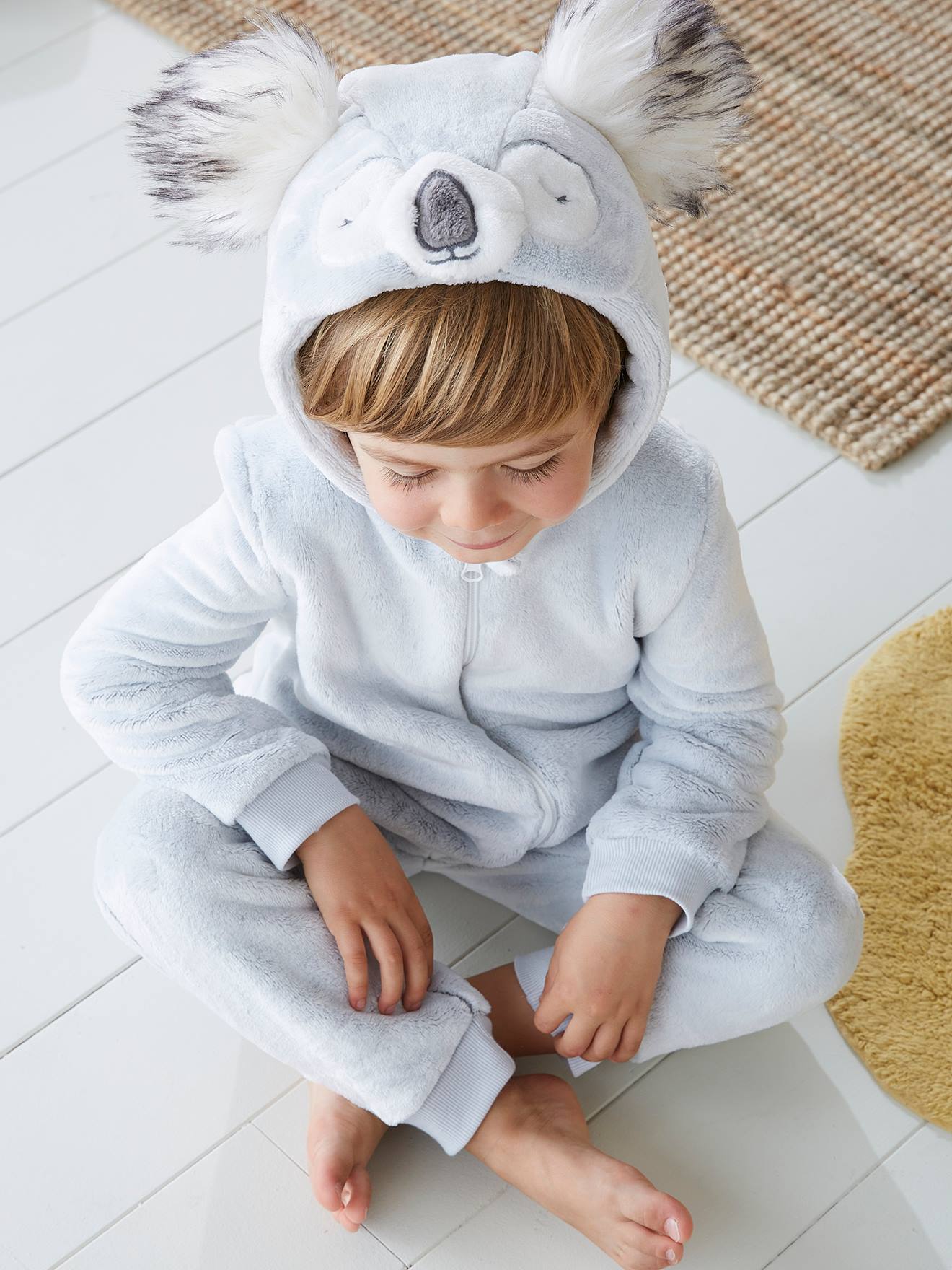 pijama de veludo cinza claro mesclado com estampa de coala