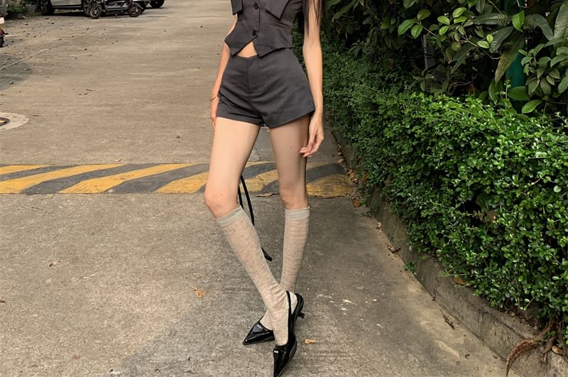 ANORA - Mouwloze, effen crop top met knoopjes / hotpants