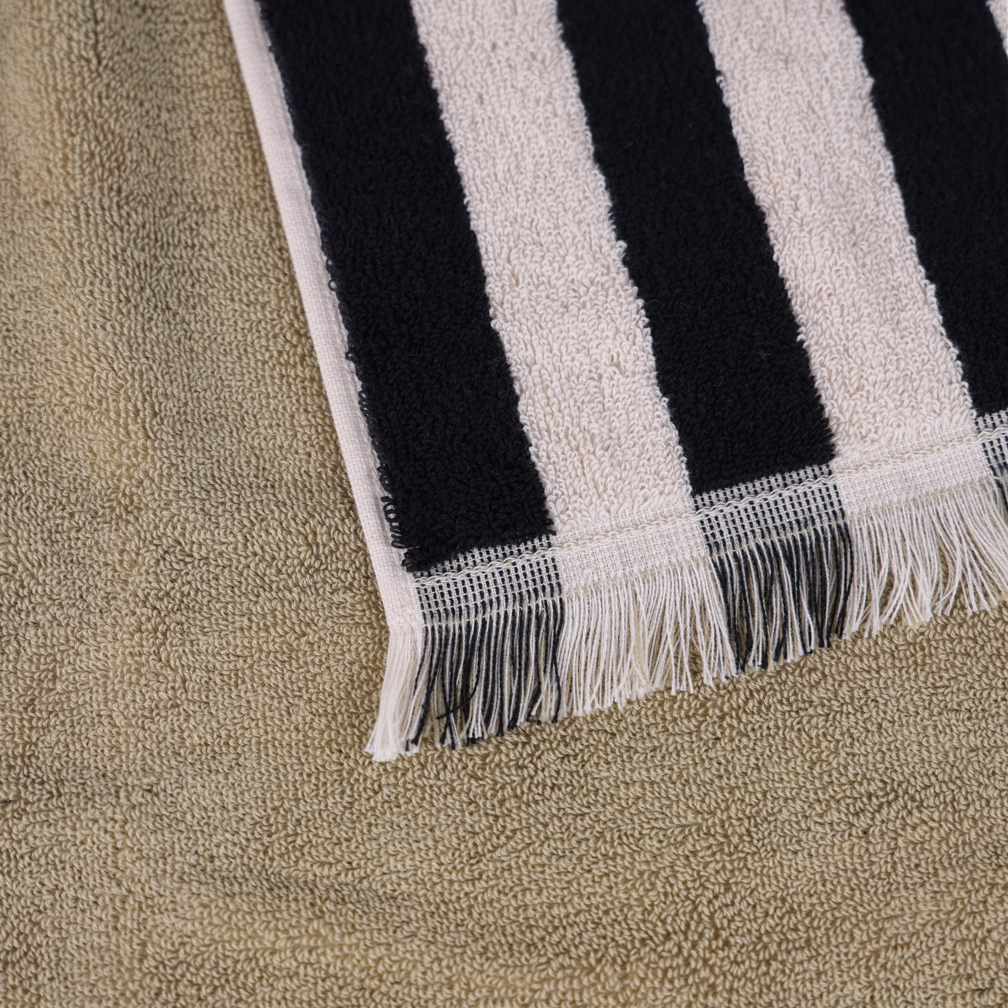 Handdoek Vienna pistachio green/black/white 70x140 cm - set
