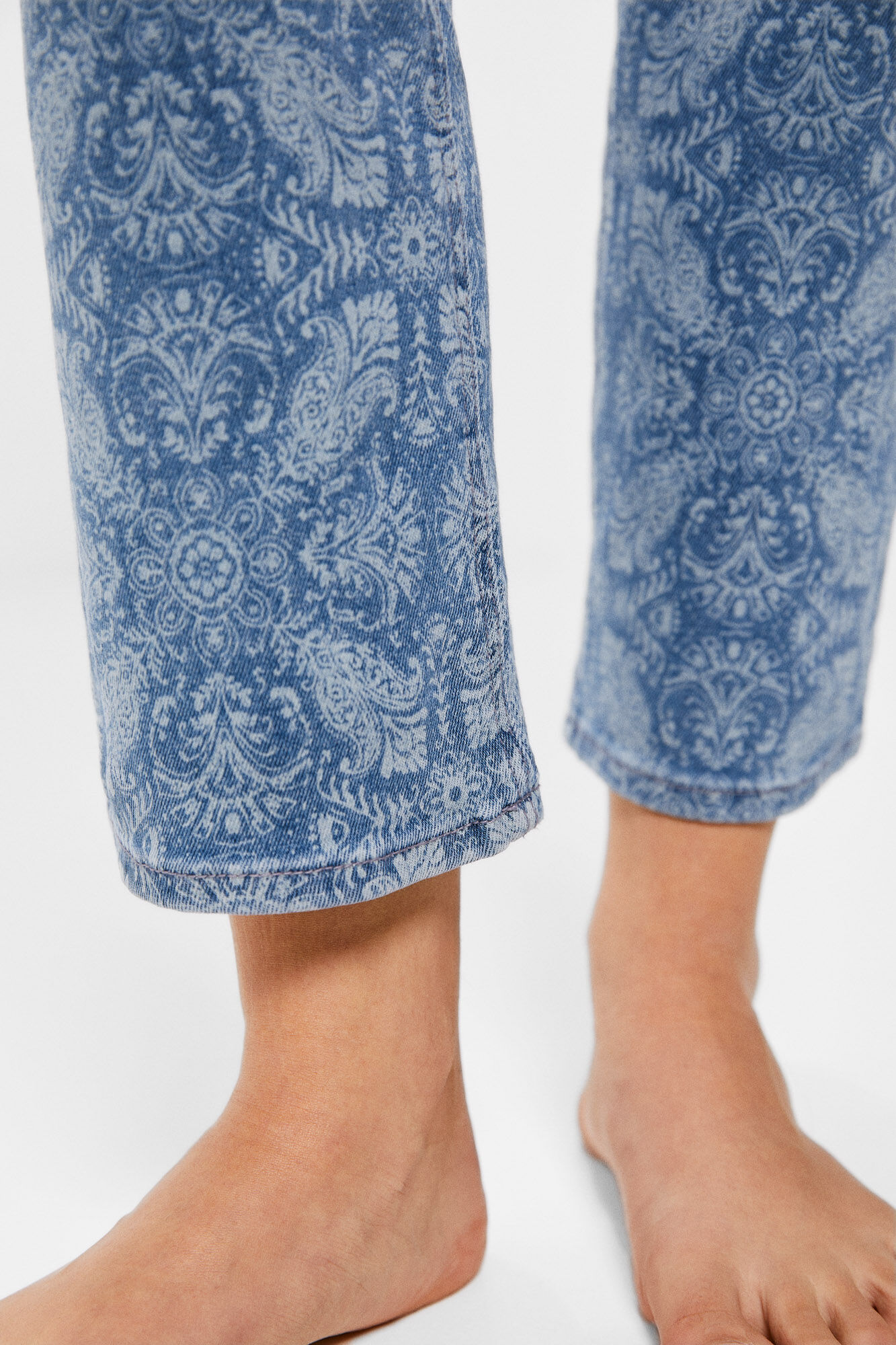 Calça jeans flare com lavagem sustentável e estampa - Azul Médio