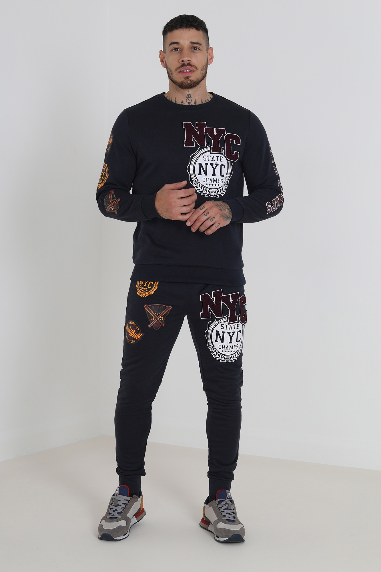 Moletom com patches e emblemas