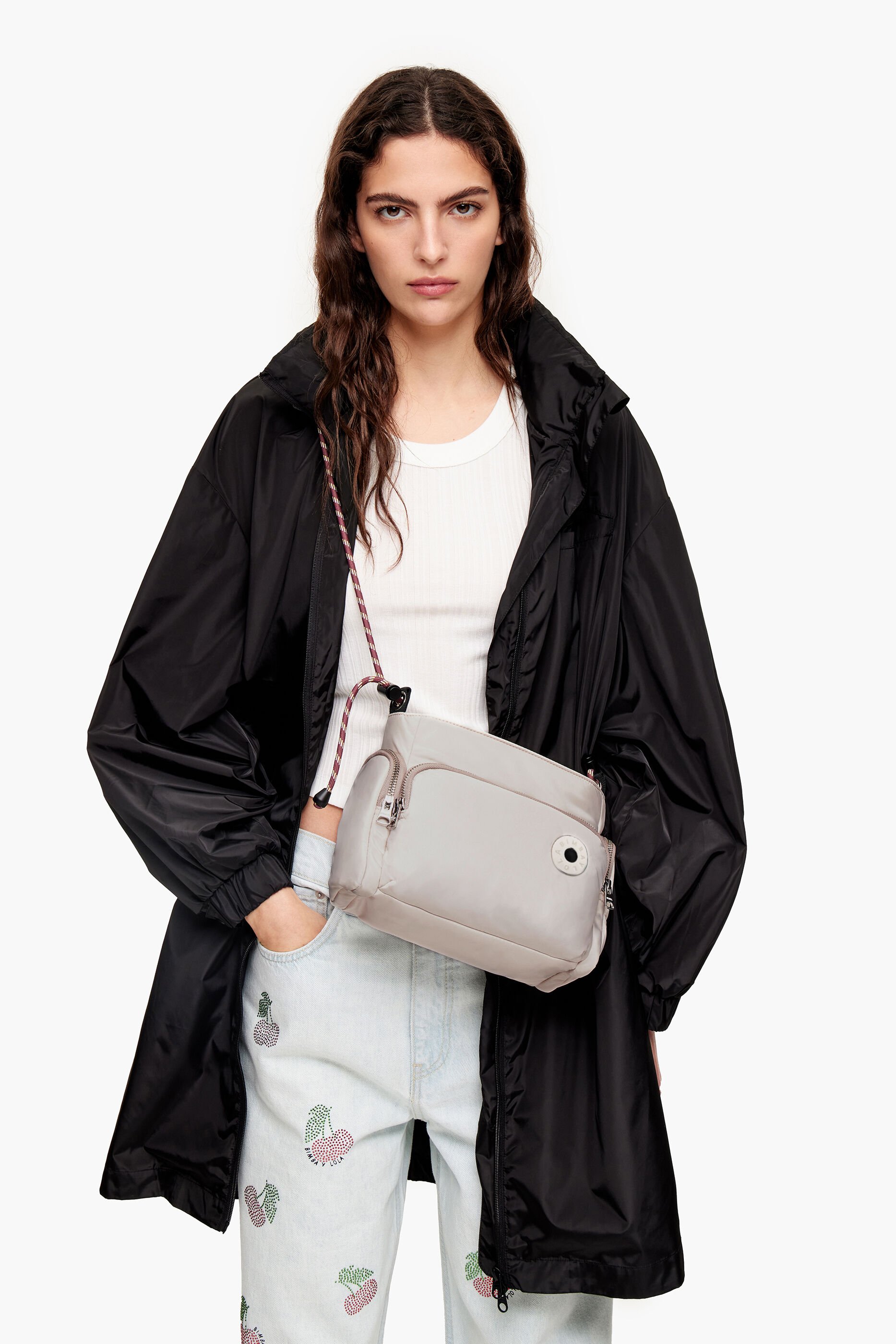 Bolsa de ombro pequena em nylon cor marfim