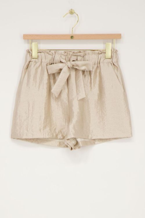 Beige short satijnen look met strikdetail