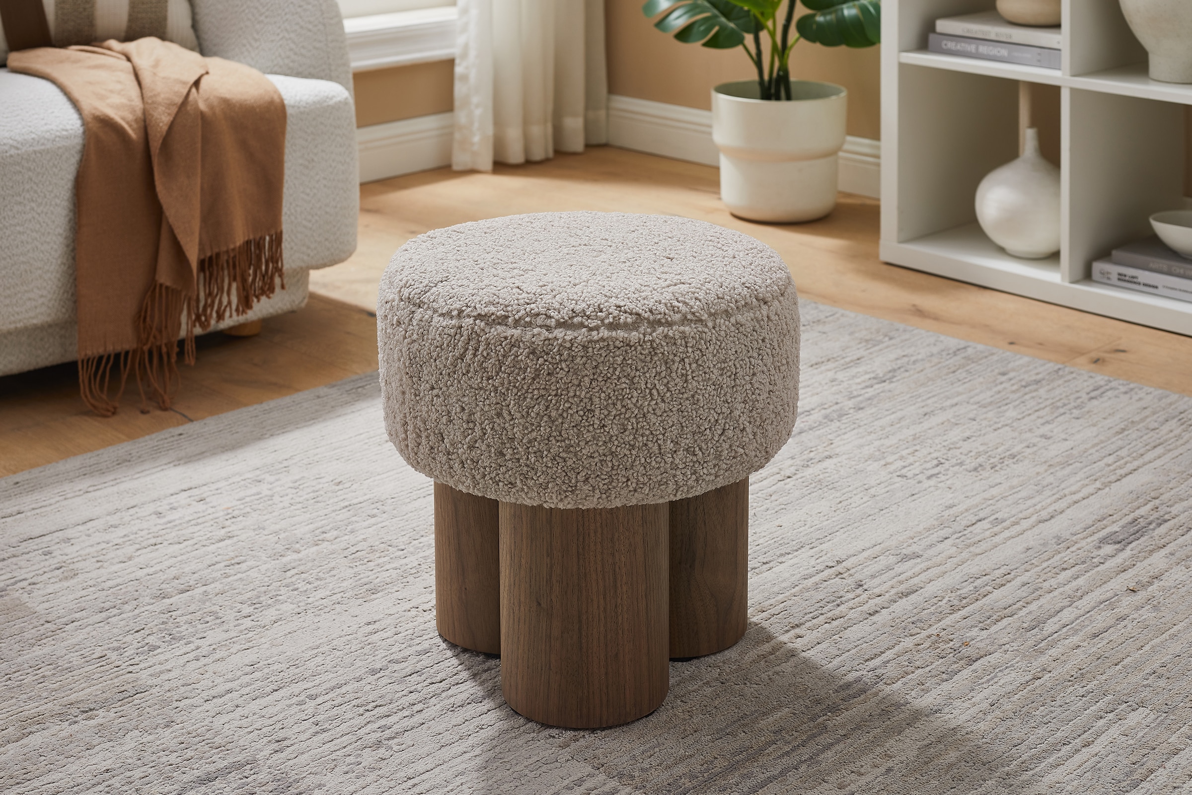 SalesFever Sitzhocker »mit Teddyfell-Sitzfläche – Grosser Plüsch-Pouf« 1 Stk. tlg. Weicher Design-Hocker für Wohnzimmer & Schlafzimmer