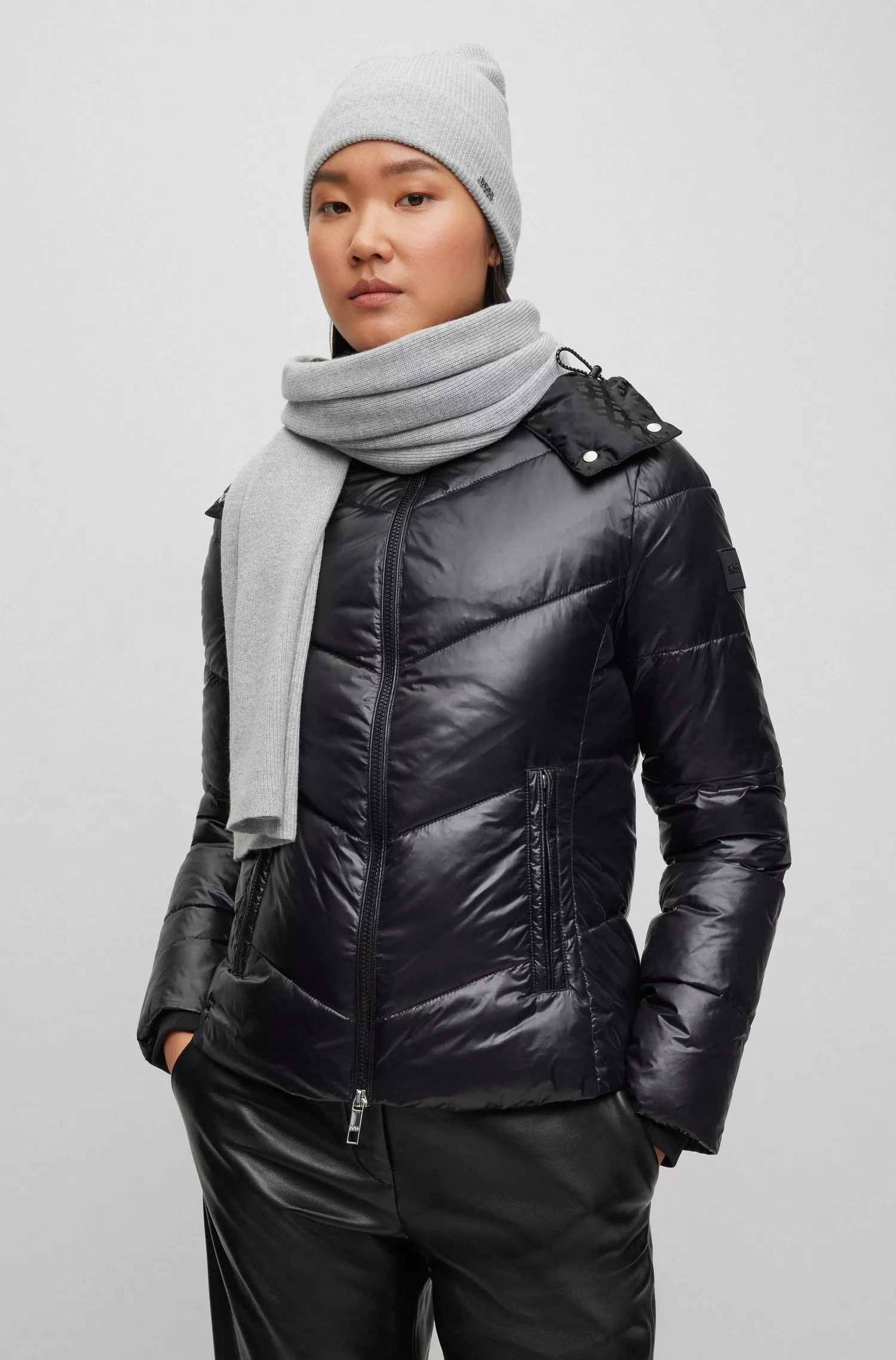 Conjunto de presente BOSS com cachecol e gorro canelados pretos
