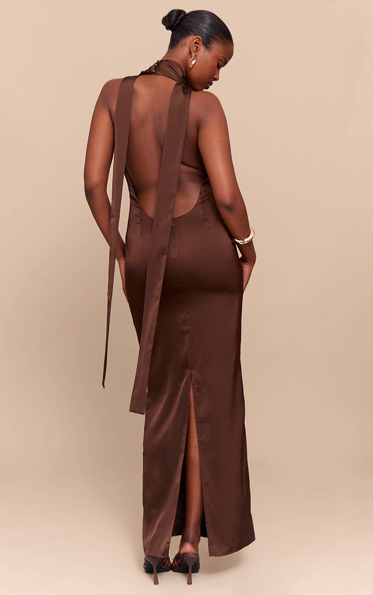 Chocolat Robe Longue Drapée En Satin À Col Bénitier