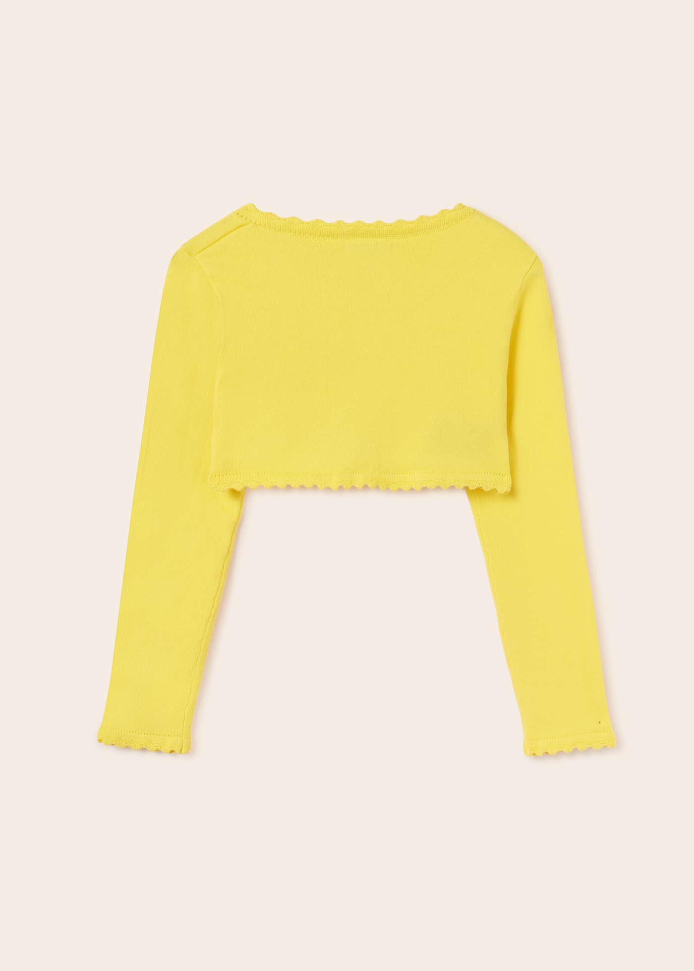 Casaquinho estilo bolero feito com algodão sustentável para meninas