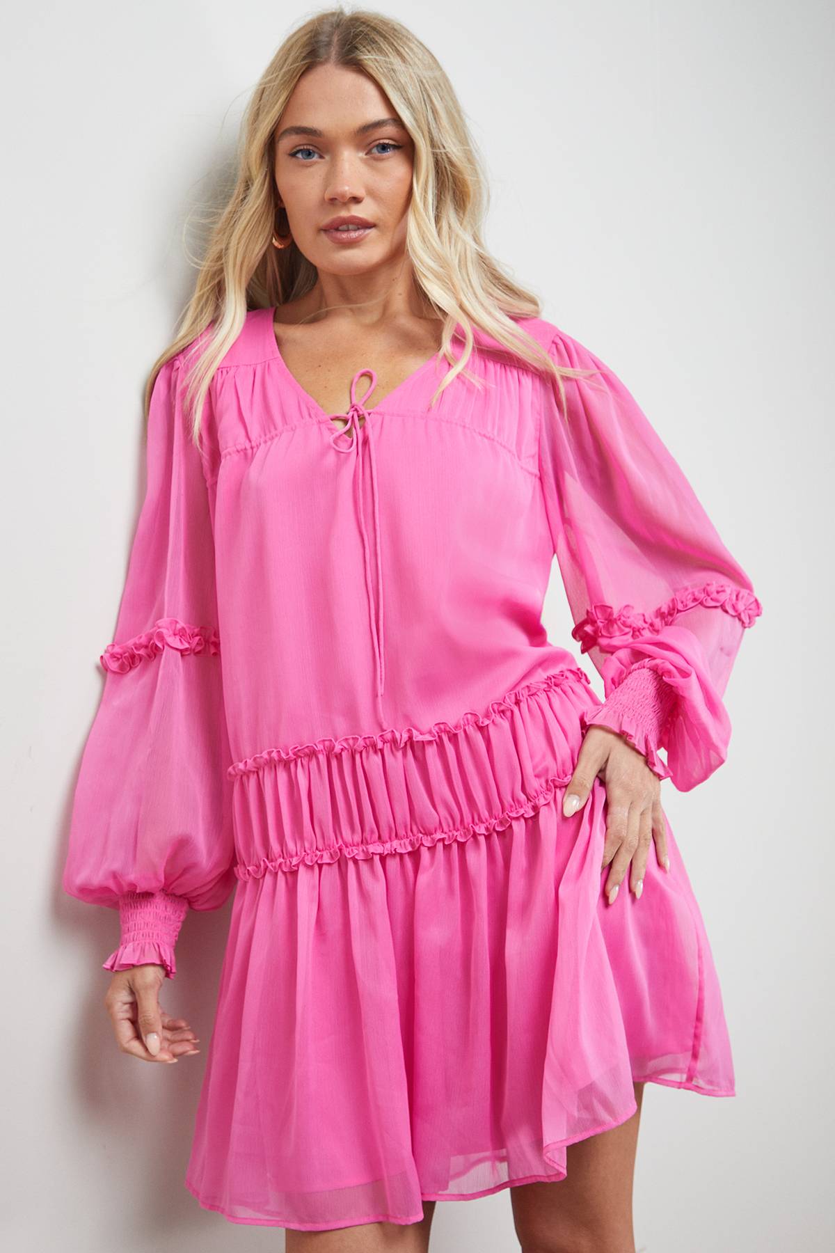 Oasis Robe Mini en Mousseline Unie à Fronces Devant et Col Noué