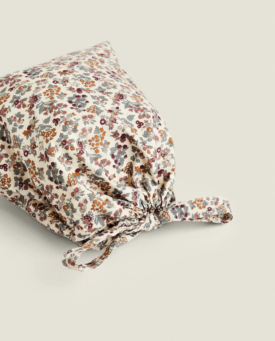 Sacola para roupas infantis em tecido com estampa floral