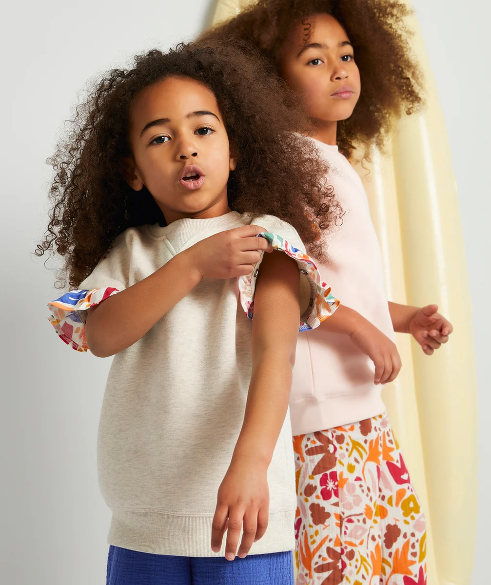 SWEAT ÉVOLUTIF FILLE GRIS EN FIBRES RECYCLÉES AVEC VOLANTS