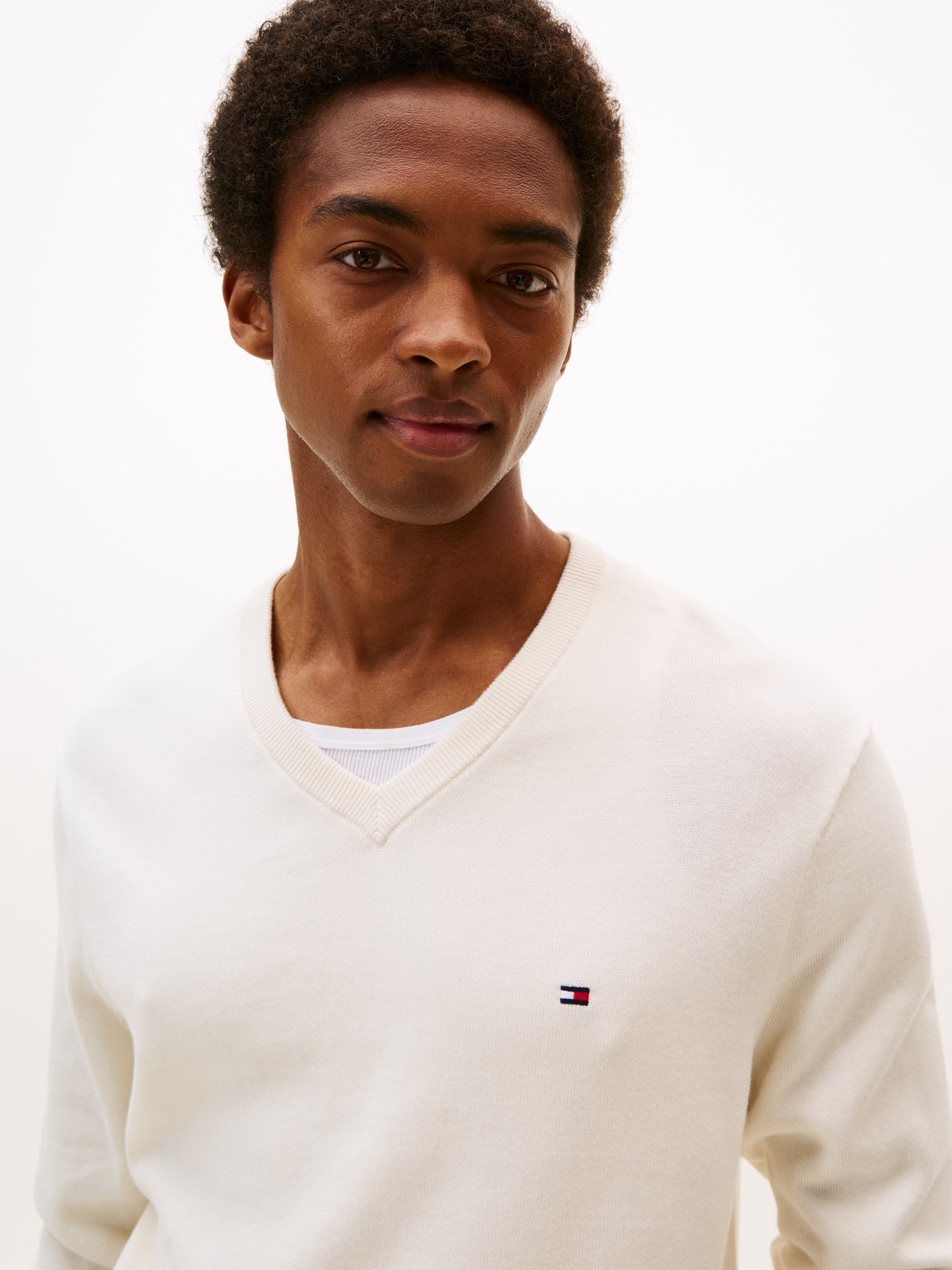 Tommy Hilfiger Strickpullover »ESSENTIAL COTTON V NECK mit V-Ausschnitt und Stickerei«, unifarben, casual, regular fit, Baumwolle, V-Ausschnitt