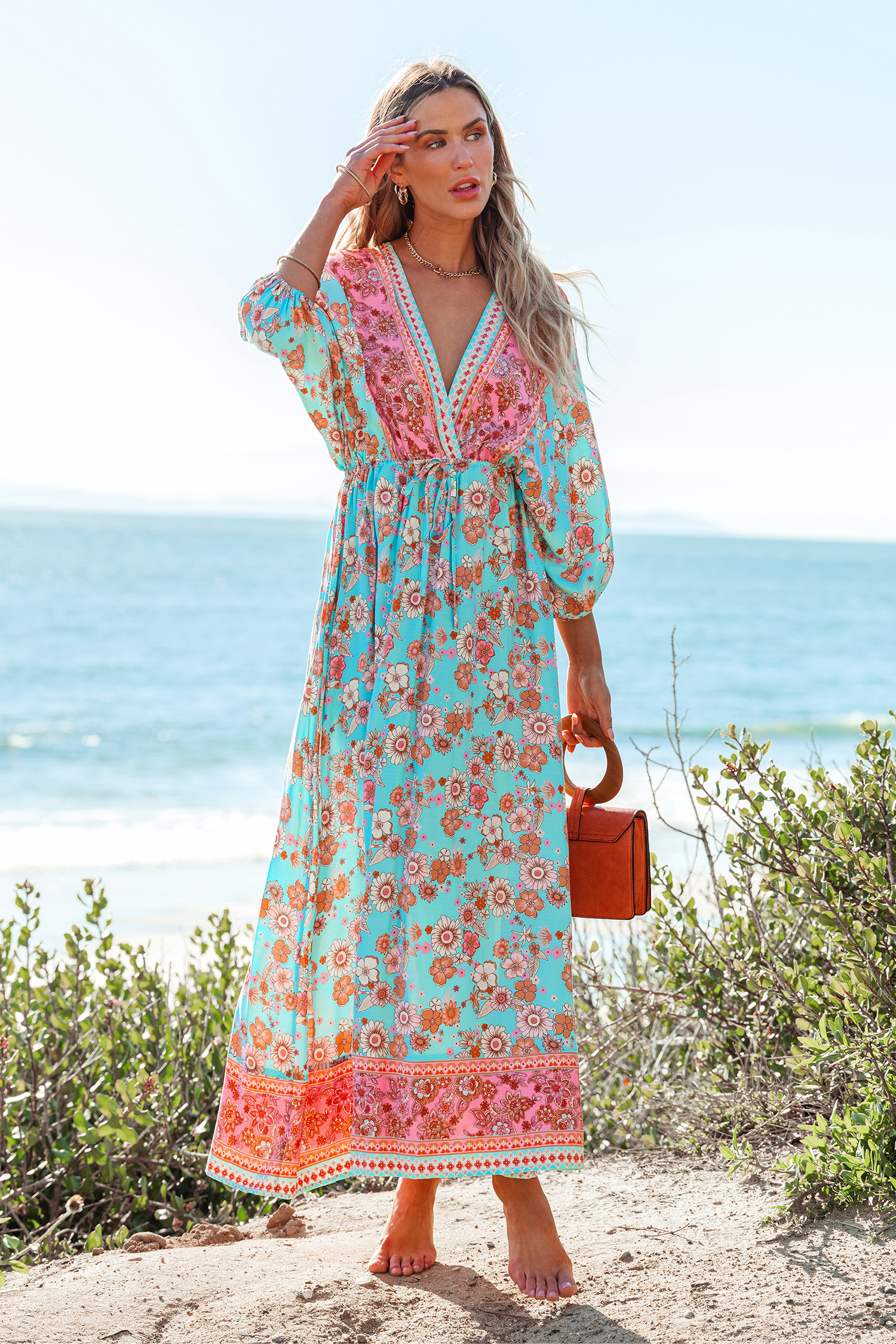 Robe maxi avec col plongeant et manches bouffantes bleu et rose