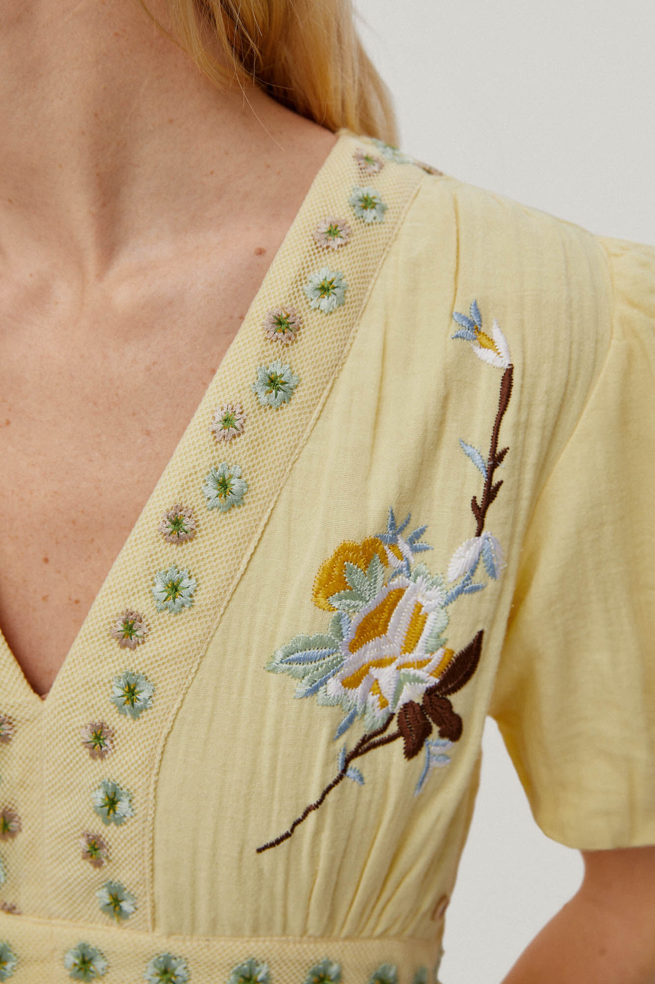 Vestido na altura do joelho com detalhes de bordado floral. - Amarelo
