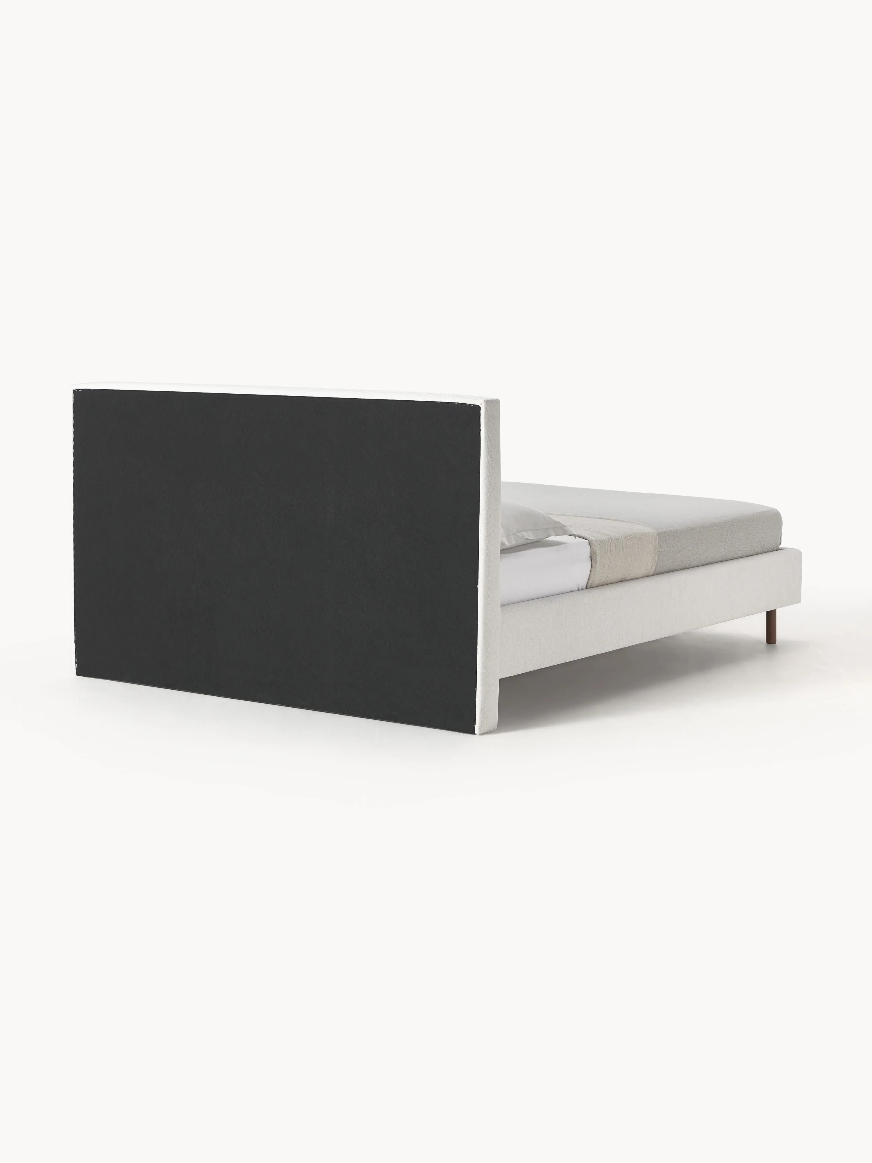 Gestoffeerd bed Giulia met houten poten
