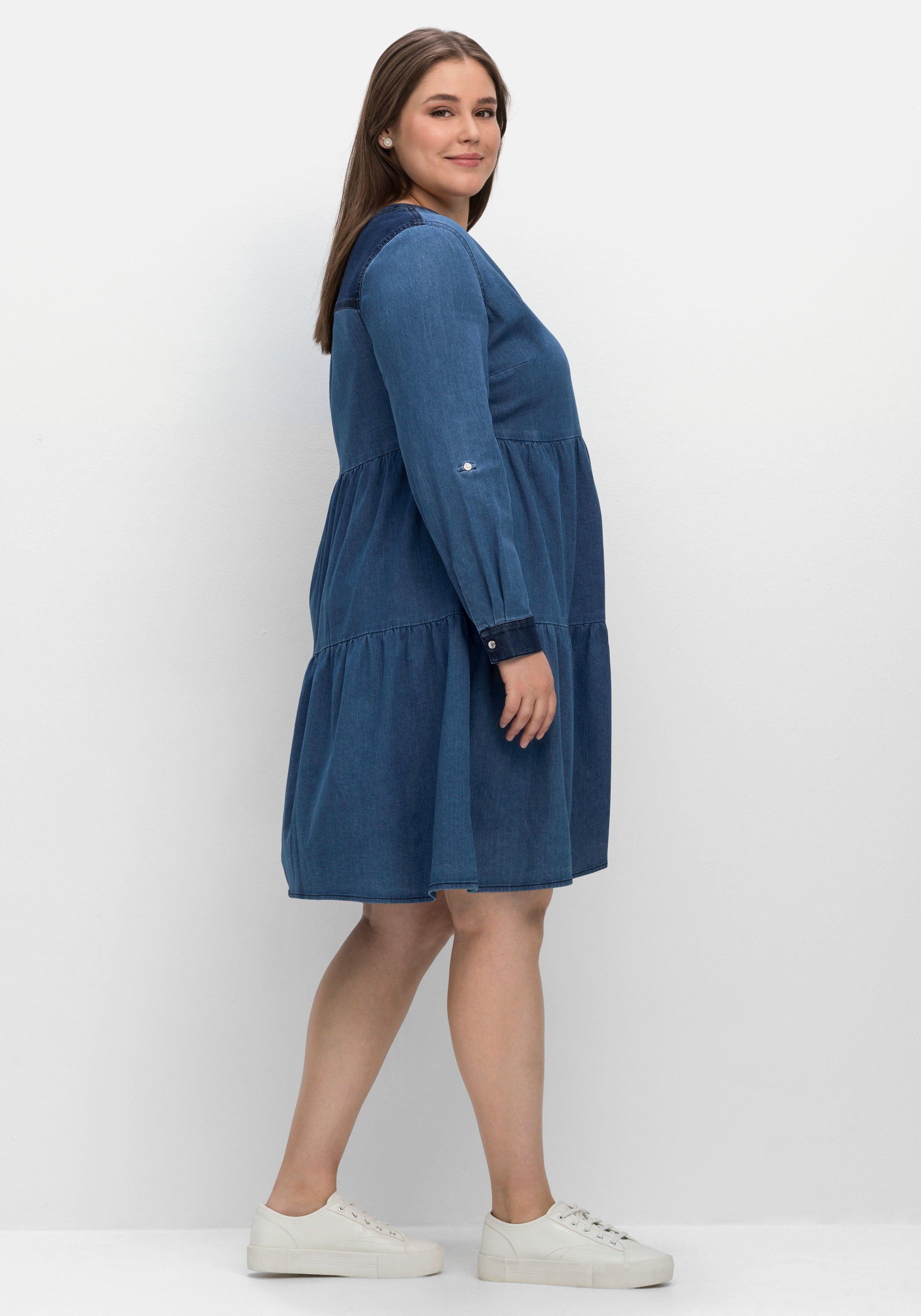 Gestuftes Jeanskleid mit Kontrastdetails