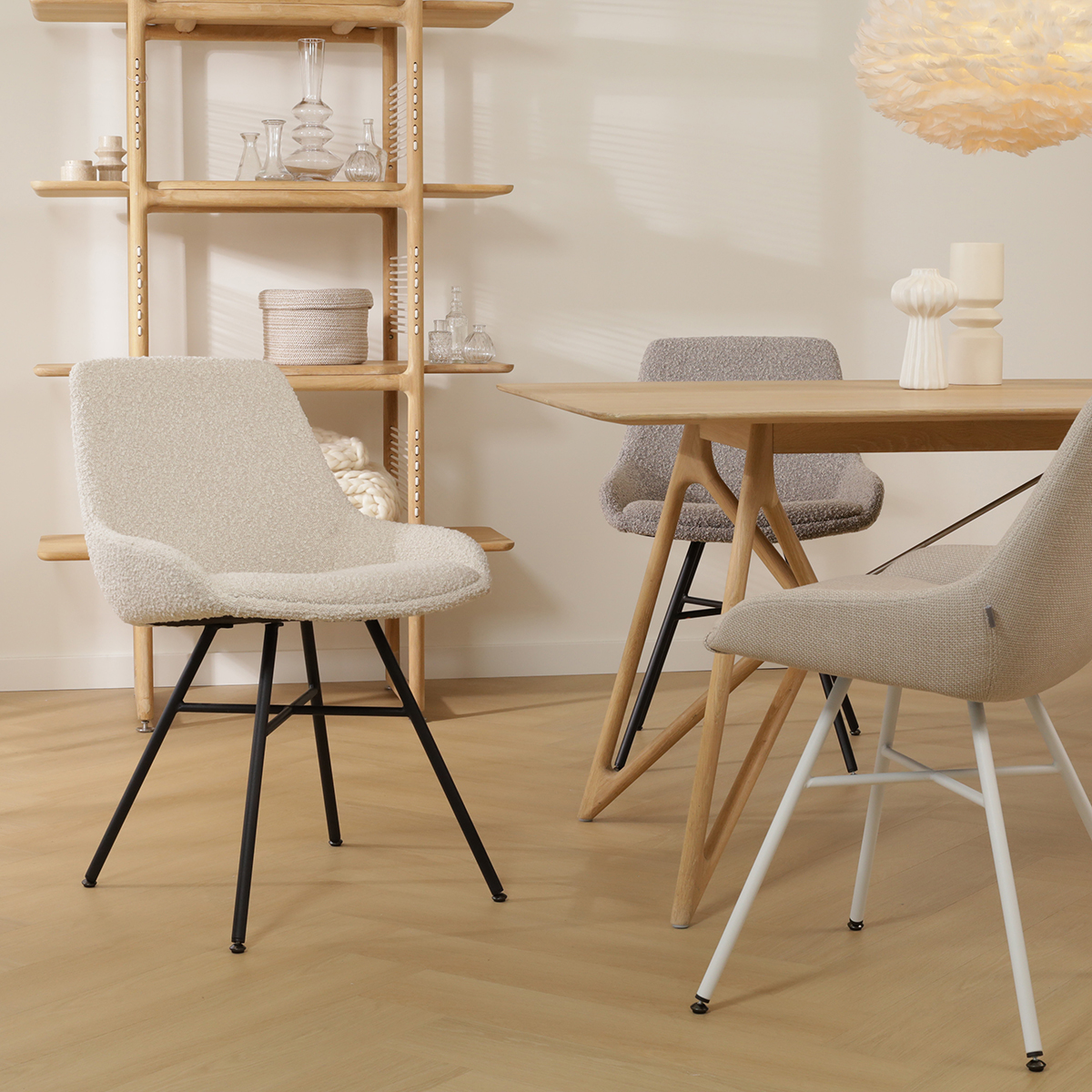 Eetkamerstoel Noa-Isa bouclé beige - wit onderstel