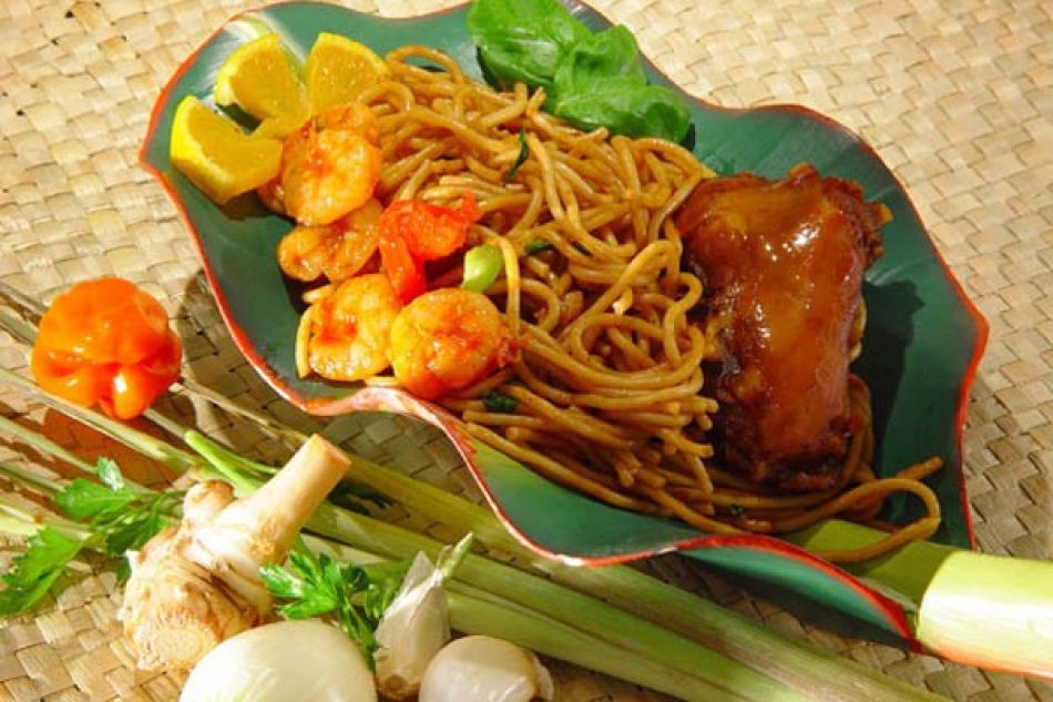 Javaans-Surinaamse gebakken bami en kip