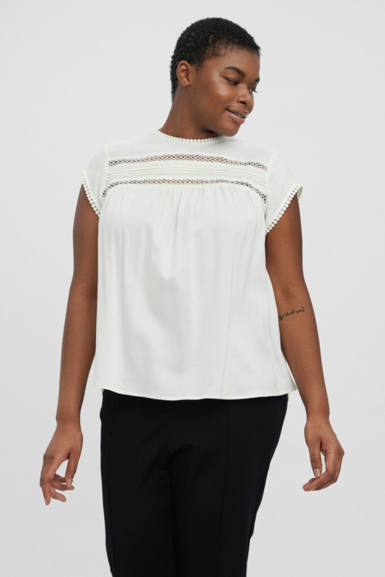 Blusa de manga curta e gola redonda - Branca
