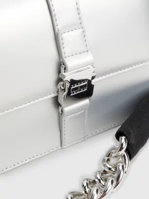 Bolsa transversal metálica Tommy Jeans Item