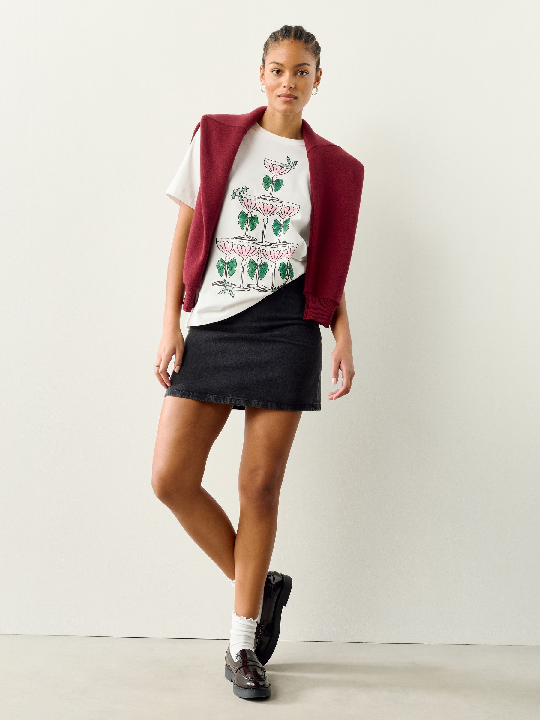 Ecru - T-shirt van zwaargewicht met feestelijke champagnetoren met geïllustreerde kerstprint