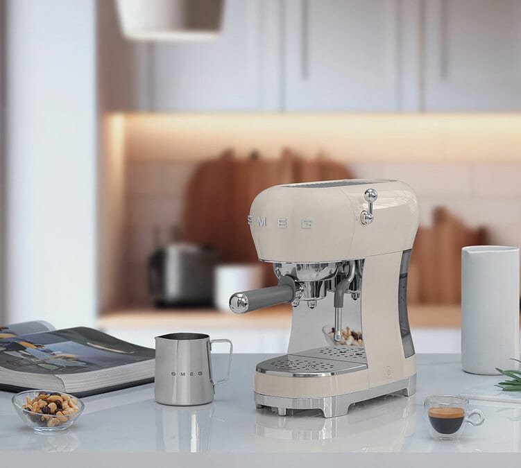 Machine expresso SMEG crème ECF02CREU Années 50