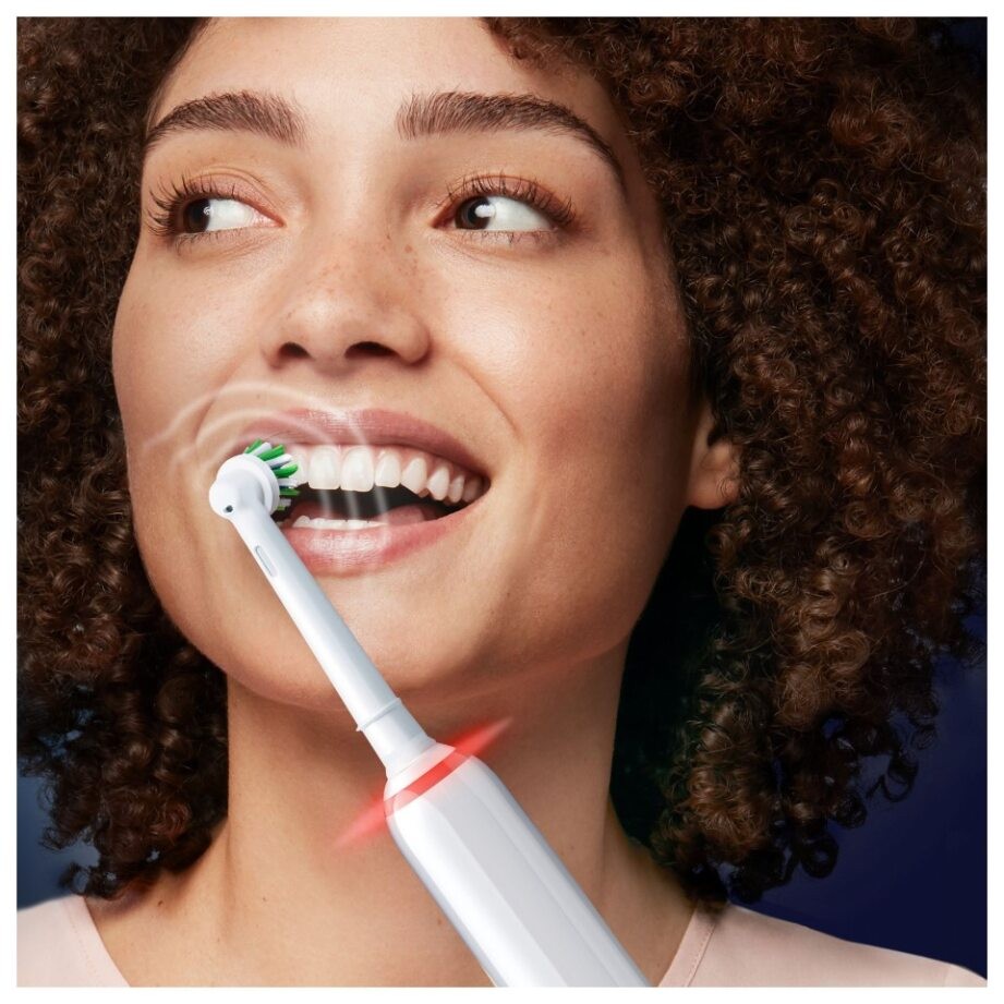 Oral-B - Pro3 Hvid Elektrisk Tandbørste + Ekstra Sensi Børstehoved + TC