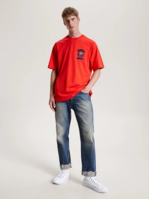 Camiseta de malha com vários logotipos e modelagem ajustada.