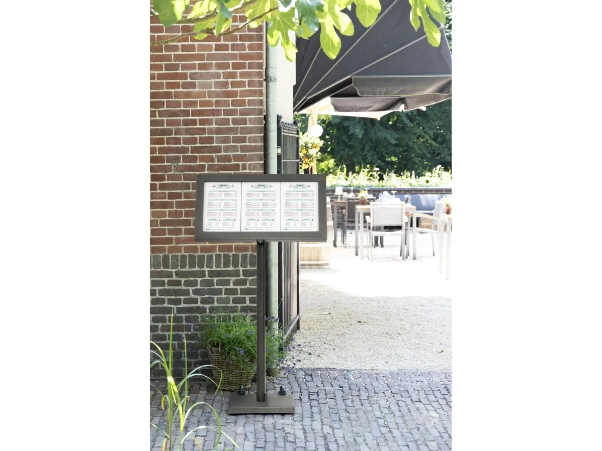 Securit® 3xA4 COATED STEEL belyst informationsdisplay