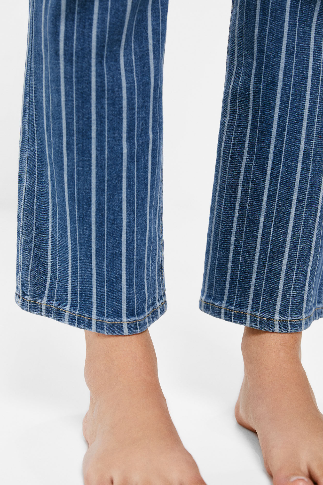 Calça jeans flare listrada com lavagem sustentável - azul médio