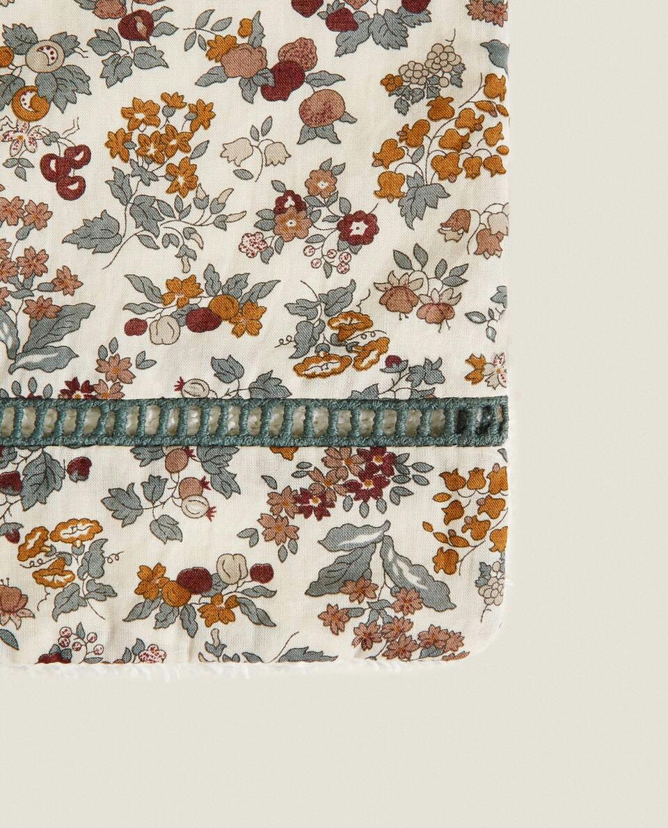 BABADOR INFANTIL EM TECIDO COM ESTAMPA FLORAL