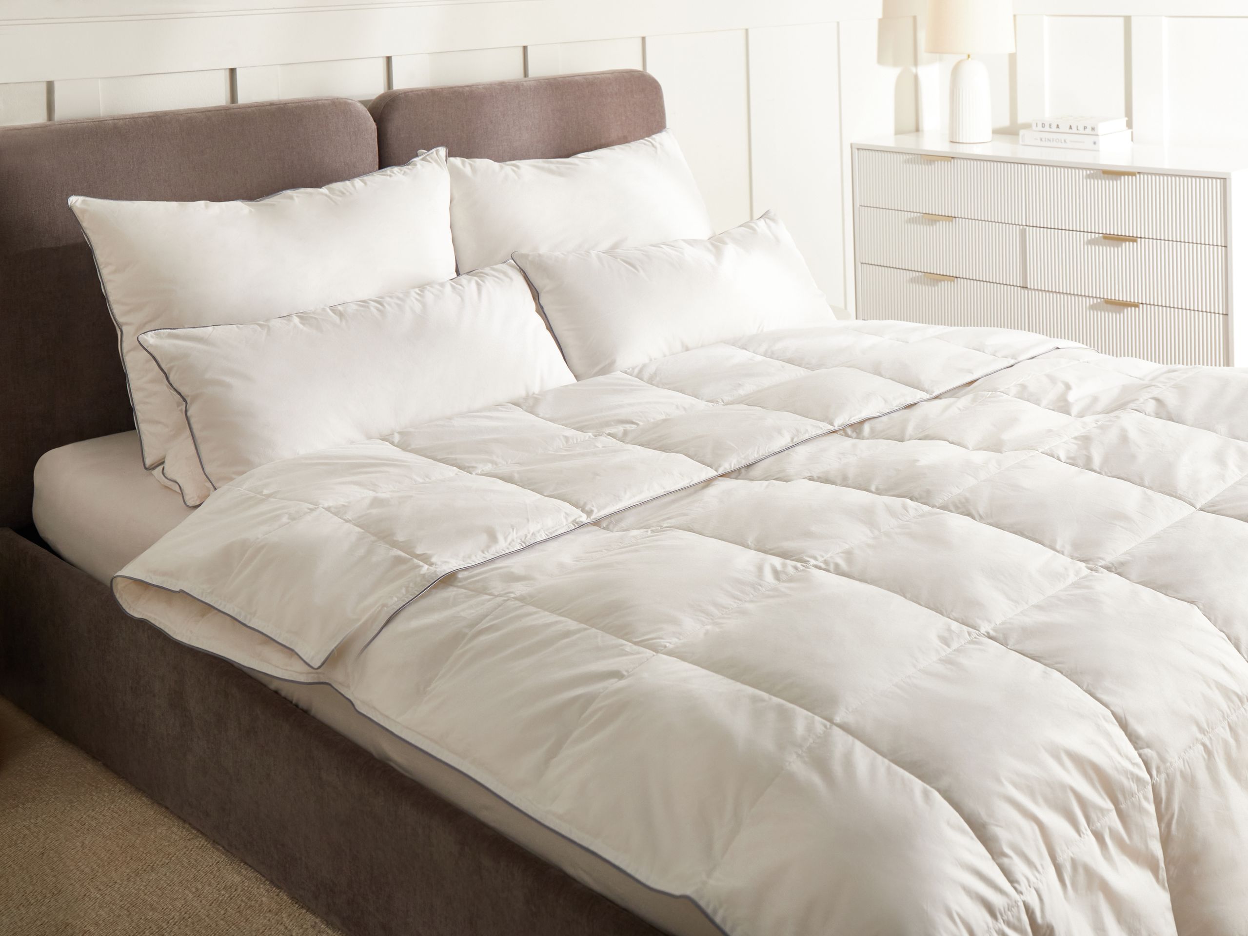 Beliani - KRIVAN - Dekbed licht warm - Wit - 150 x 200 cm - Eendendons