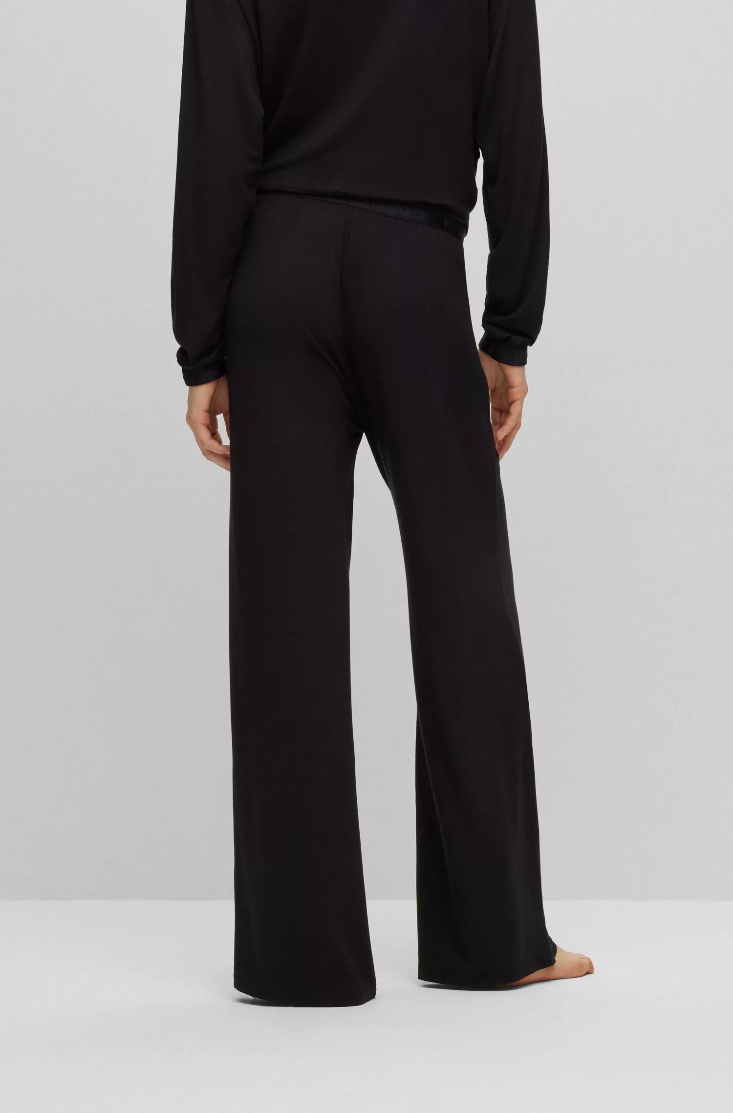 Blusa cropped vermelha HUGO com modelagem relaxada e detalhe torcido na frente.