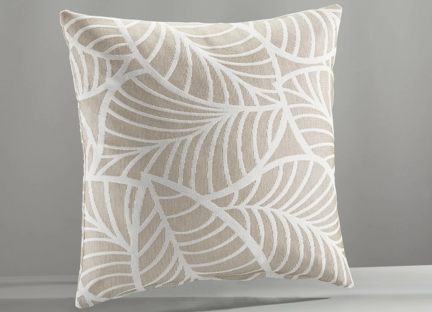 Tagesdecke und Kissenbezüge mit naturnahen Blättermotiven