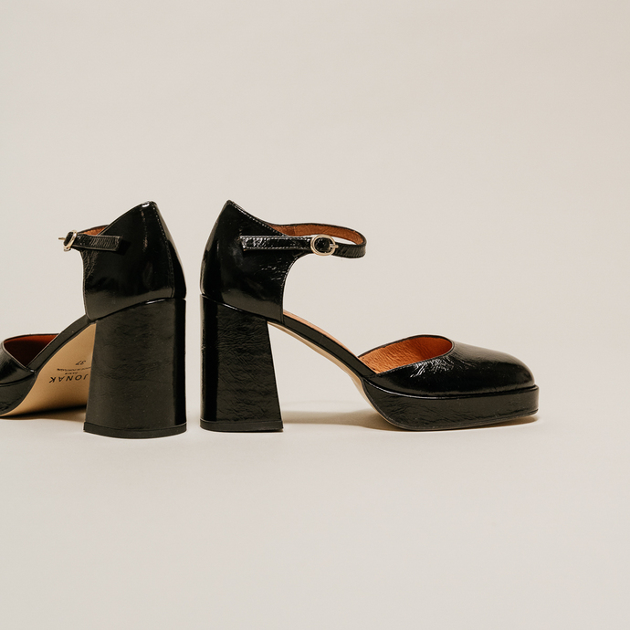 Babies à talons et bouts carrés  en cuir brillant noir