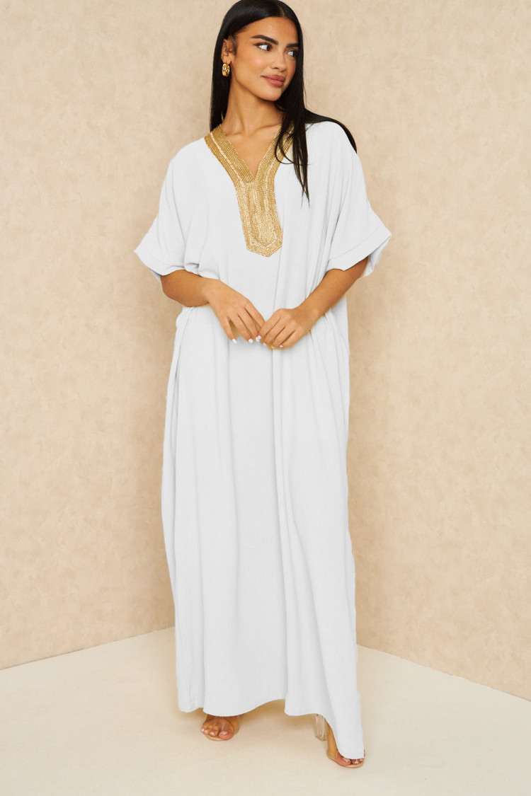 Abaya blanche à broderies dorées