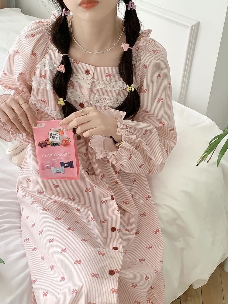Tanee - Lange mouwen, vierkante hals, gestreepte strikprint, kanten pyjamablouse / rechte broek / pyjamajurk / set