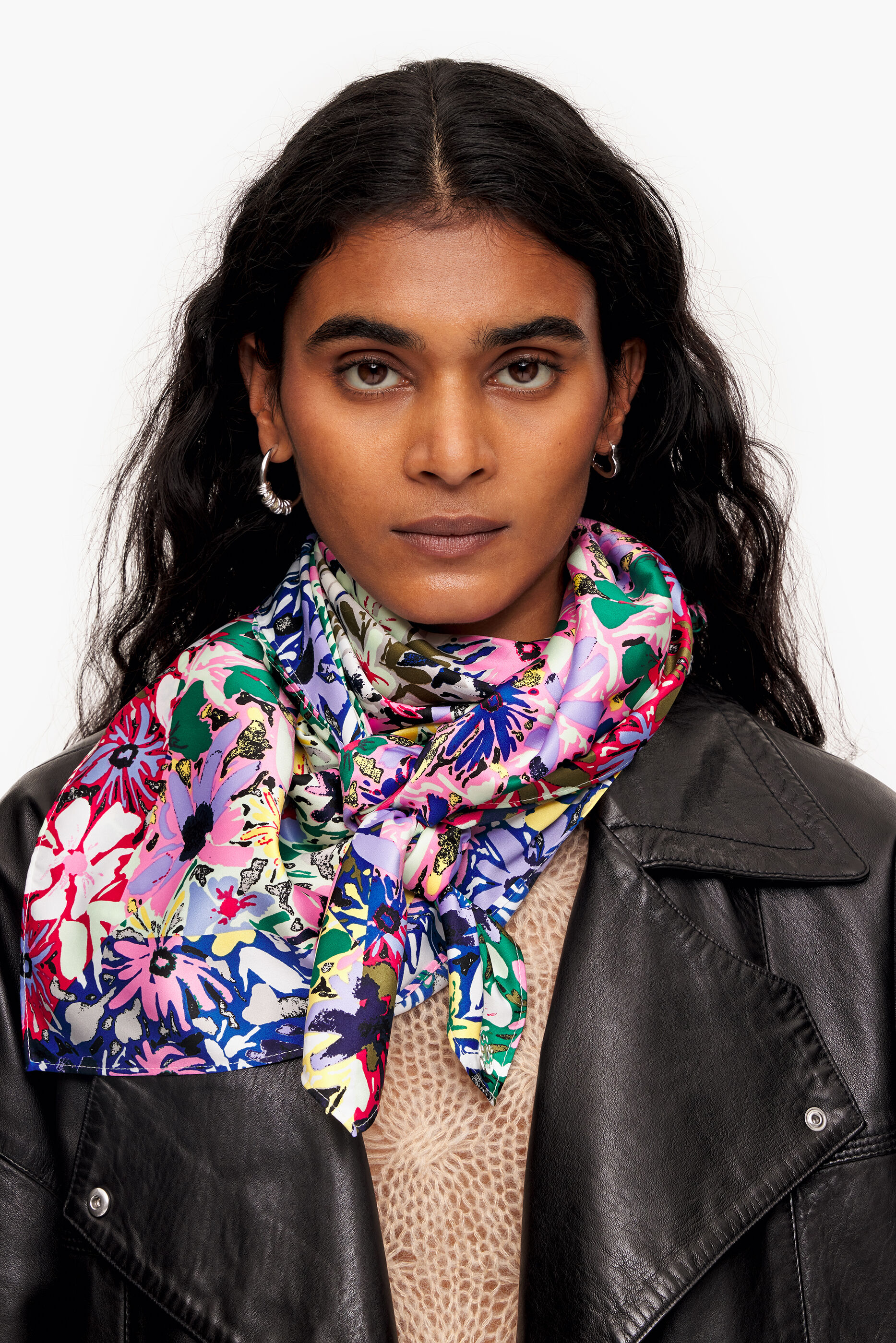 Lenço rosa com estampa floral geométrica