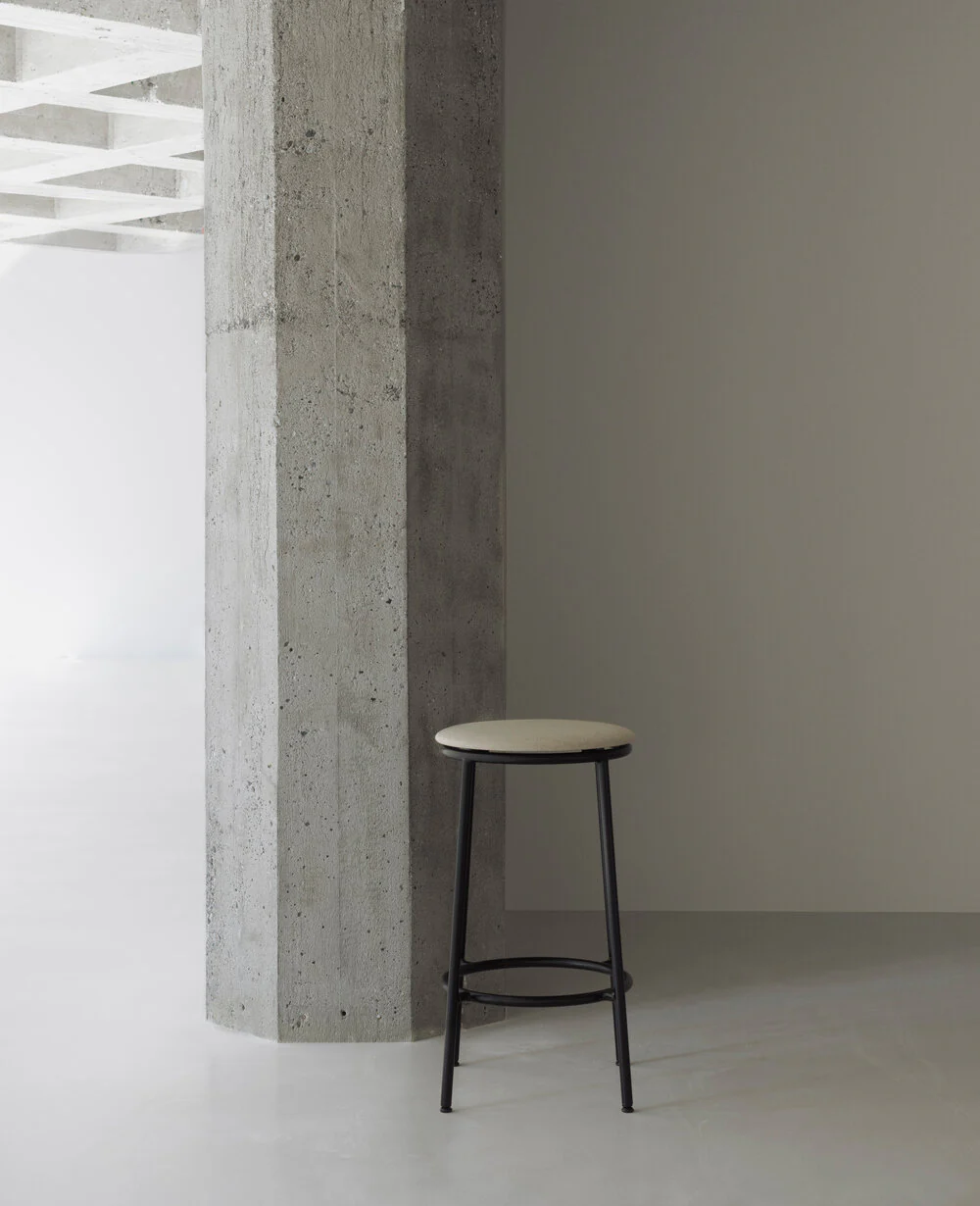 Normann Copenhagen  Circa barstol, sort/sand - H65 cm.
