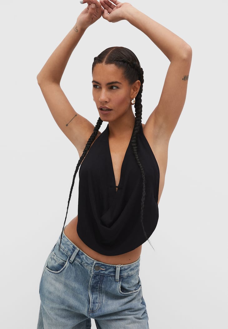 Top com decote halter e drapeado.