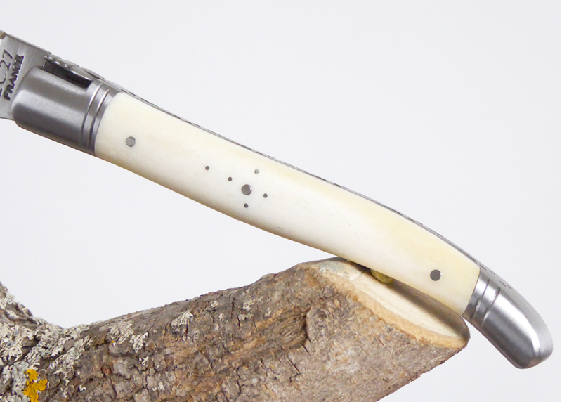 Couteau Laguiole avec un manche en Os de vache et mitres inox