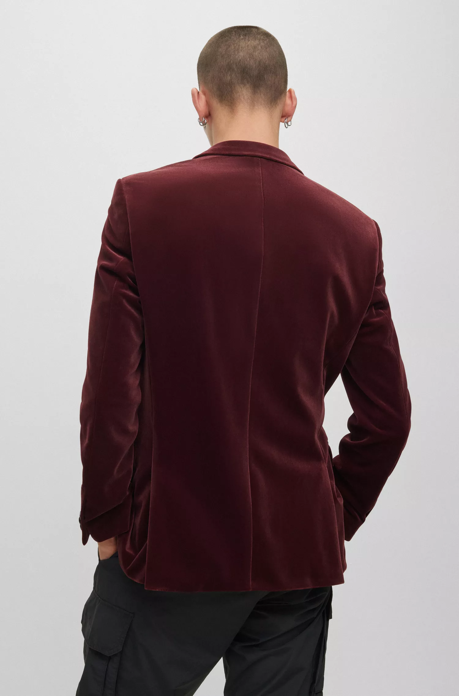Jaqueta HUGO vermelha, extra slim fit, em veludo elástico.