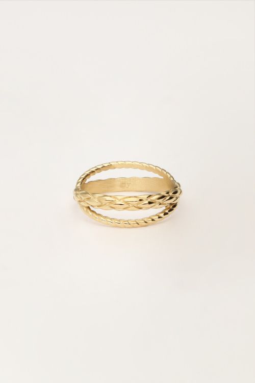 Ring met gedraaid patroon