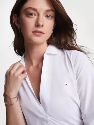 Vestido camisa na altura do joelho com estampa de listras e logo adaptável