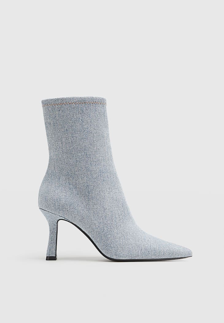 Botas de cano curto de salto alto em jeans
