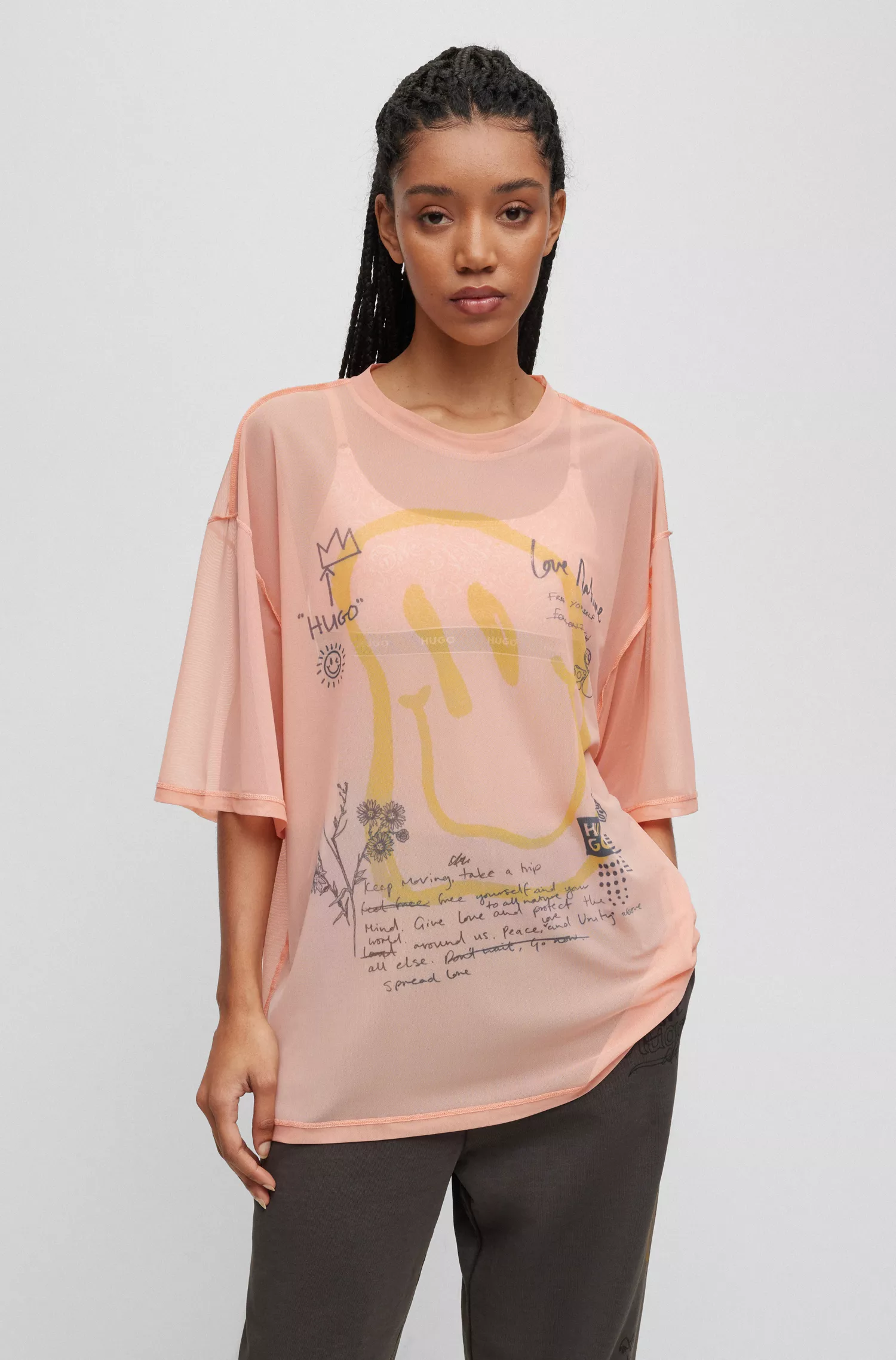 Camiseta HUGO vermelha de modelagem ampla em tela com estampas de rabiscos.