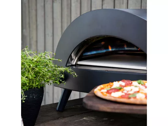 Bukom four à pizza til gas noir.