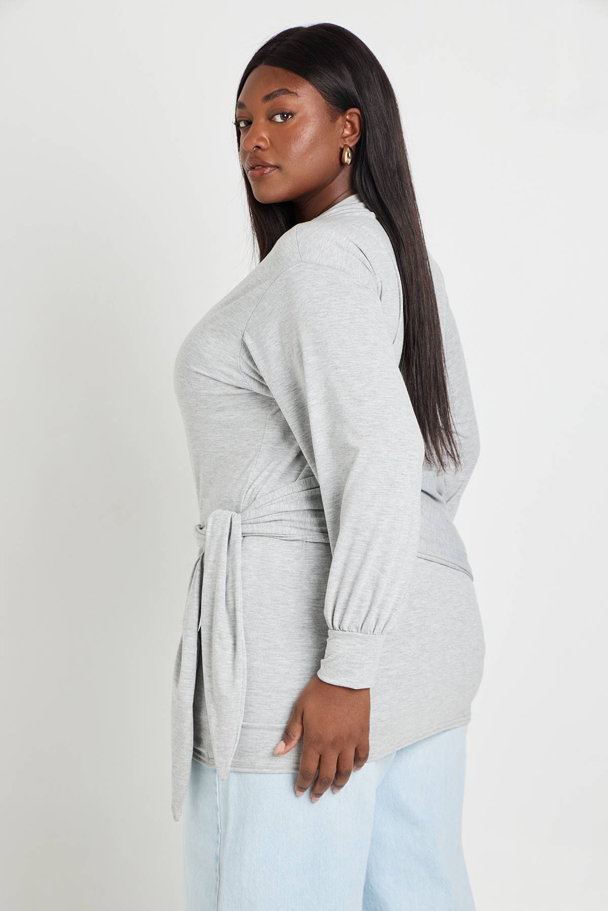 boohoo Haut Grande Taille À Manches Longues Avec Encolure Cache-cœur Décontractée