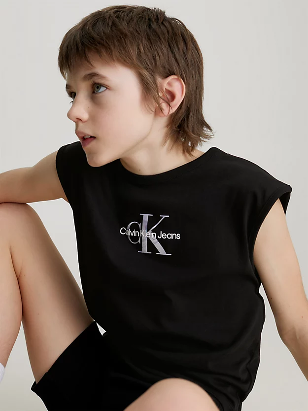 Camiseta regata infantil com logotipo metálico