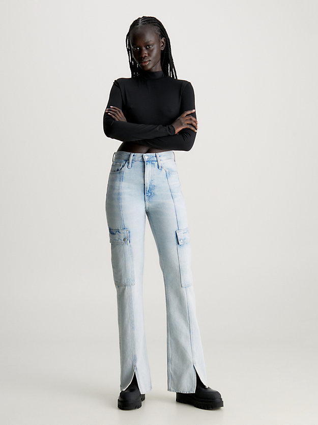 Calça jeans cargo boca de sino com fenda na barra.