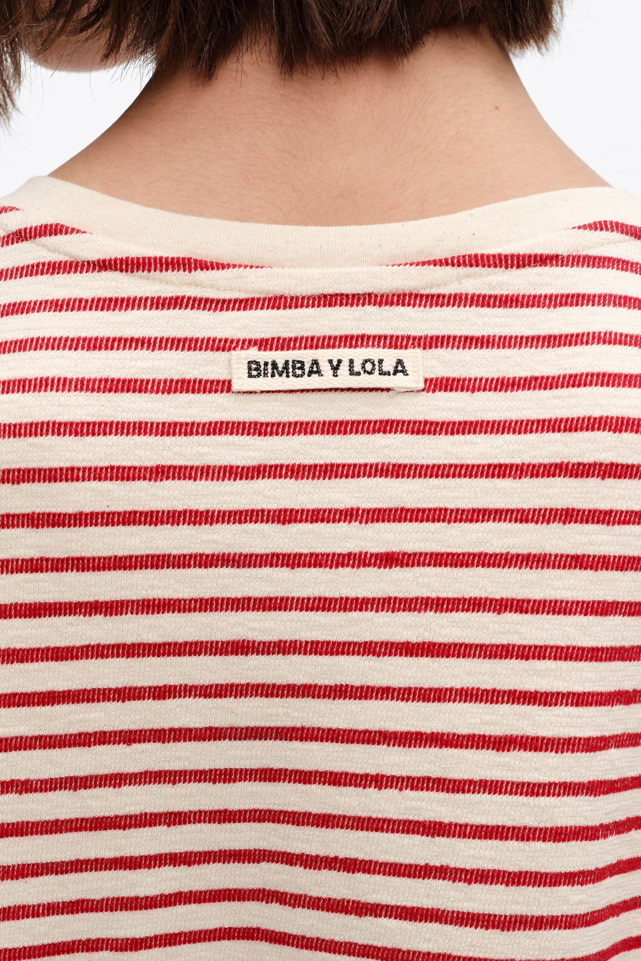Camiseta vermelha listrada com gola redonda ajustável